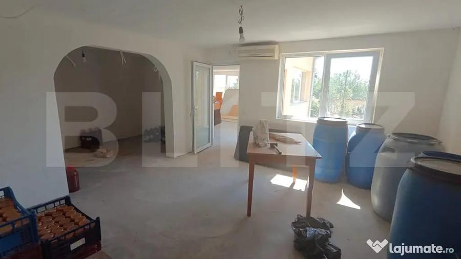 Casă cu 7 camere cu Teren 2200 Mp în Dobra