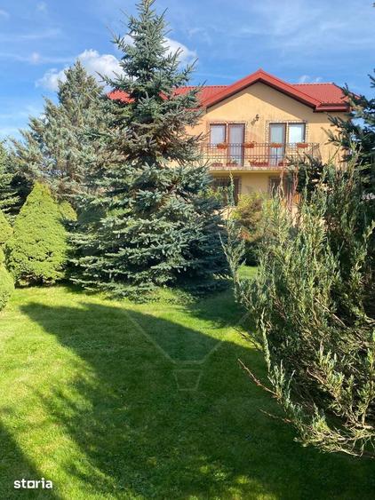 Casă cu 5 camere cu Teren 4600 Mp în Central
