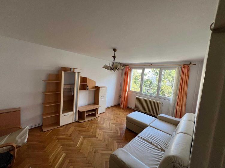 Apartament cu 3 camere decomandat în Titan
