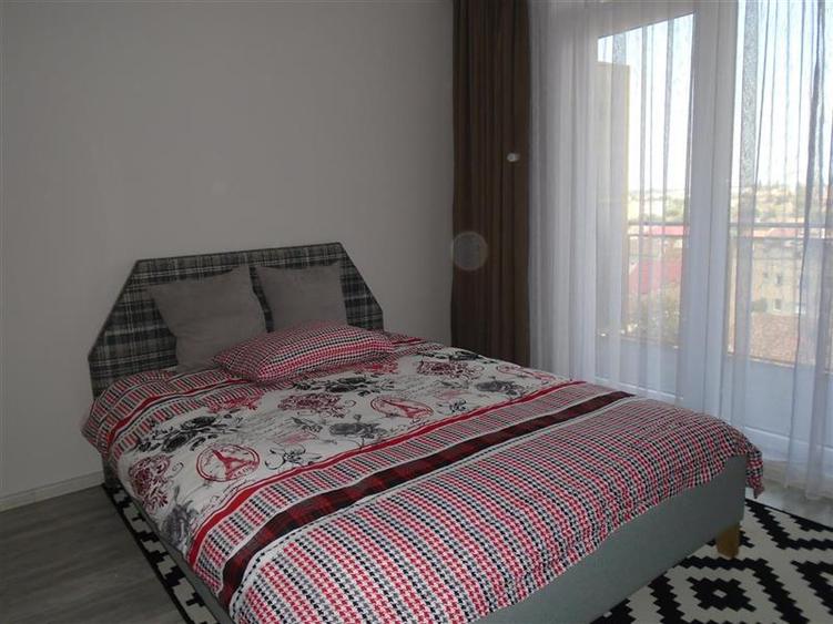 Apartament cu 3 camere decomandat, mobilat în Polivalentă