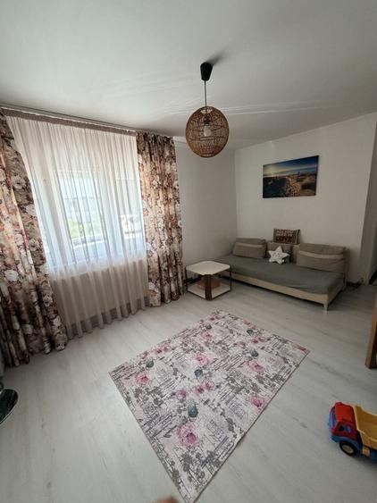 Apartament cu 3 camere semidecomandat în Exterior Vest