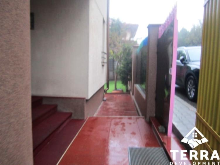 Casă individuală cu 7 camere cu Teren 500 Mp în Central