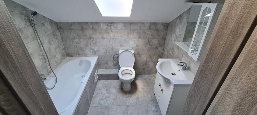 Apartament cu 3 camere semidecomandat, mobilat în Giroc
