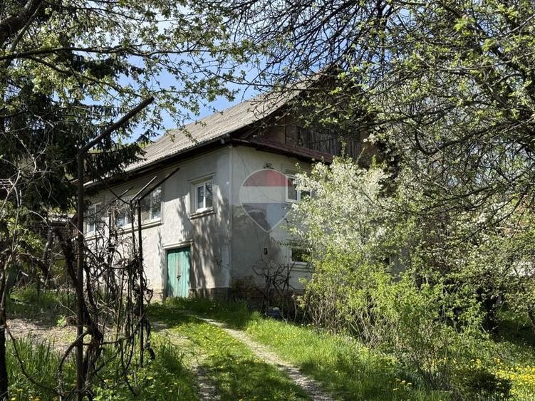Casă individuală cu 5 camere cu Teren 3056 Mp în Exterior Sud