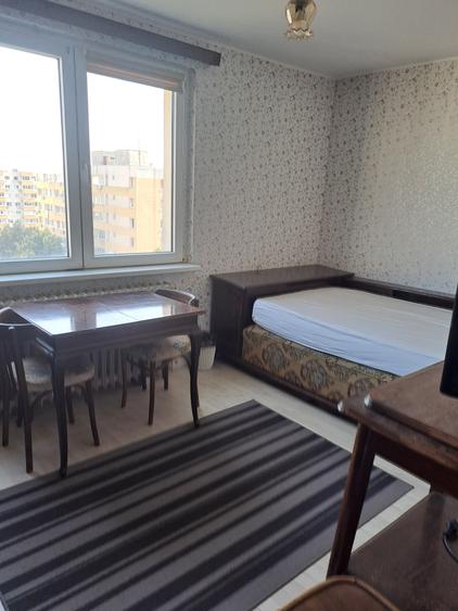 Apartament cu 3 camere semidecomandat în Obor