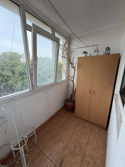 Apartament cu 3 camere semidecomandat în Rahova