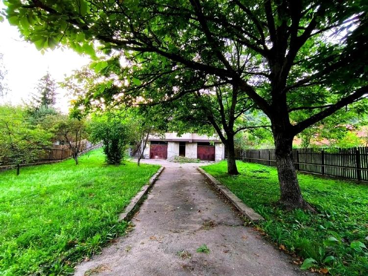 Casă individuală cu 8 camere cu Teren 1000 Mp în Moroeni