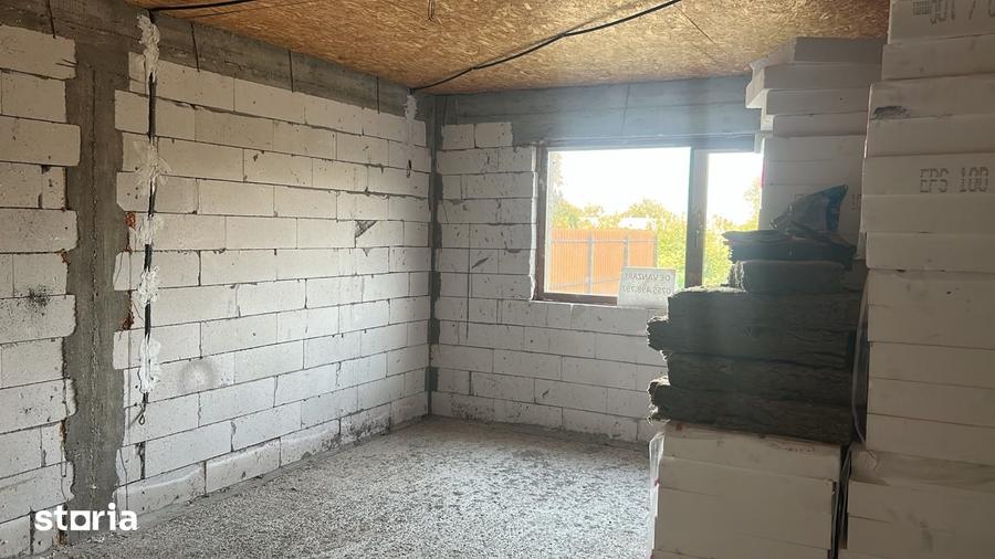 Casă cu 4 camere cu Teren 2000 Mp în Vădeni