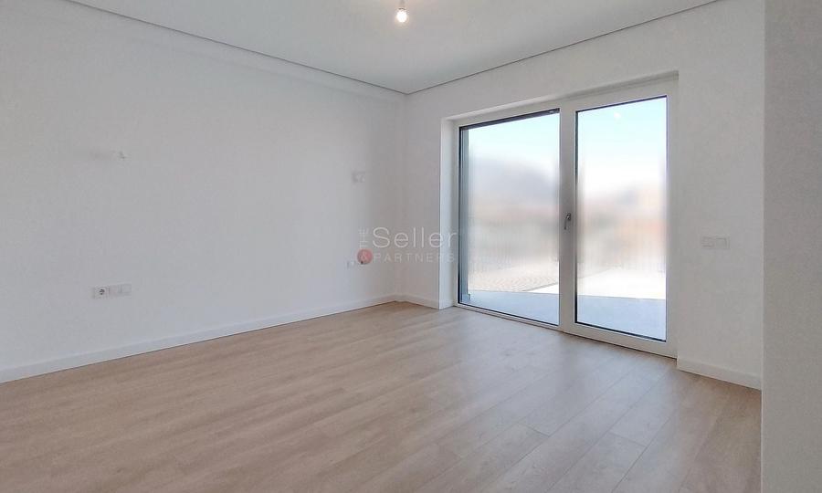 Apartament cu 5 camere decomandat în Astra