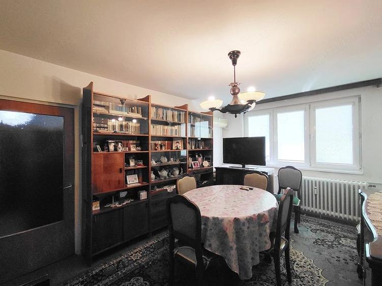 Apartament cu 3 camere decomandat în Roșu