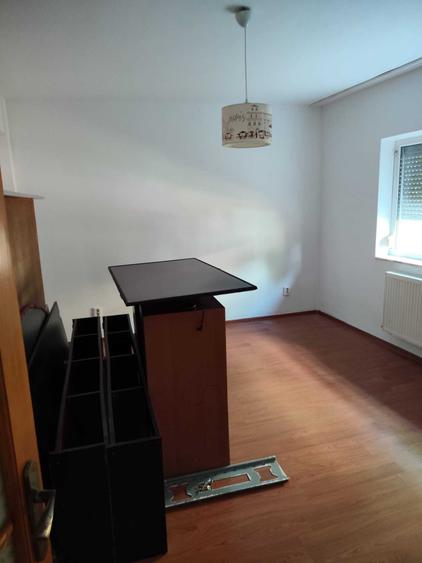 Apartament cu 3 camere decomandat în Exterior Vest