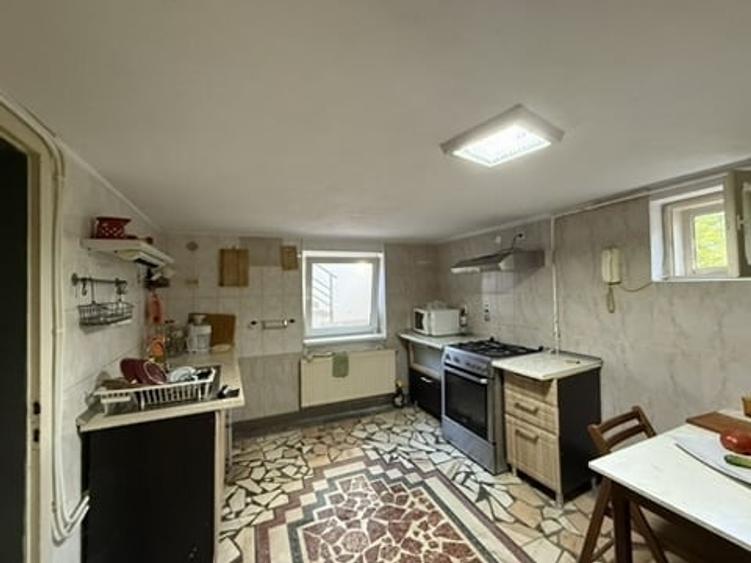 Casă individuală cu 6 camere cu Canalizare în Cetate