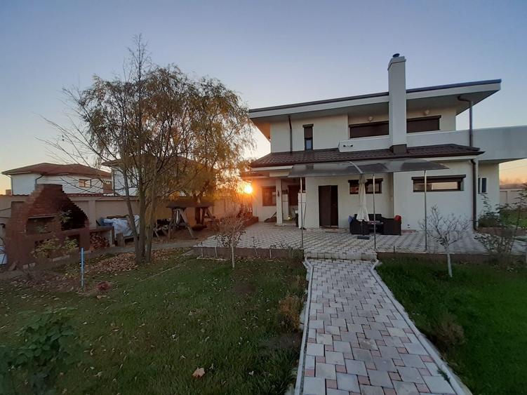 Casă individuală cu 6 camere cu Canalizare în Săftica