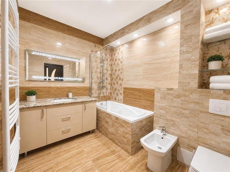 Apartament cu 3 camere decomandat în Tractorul