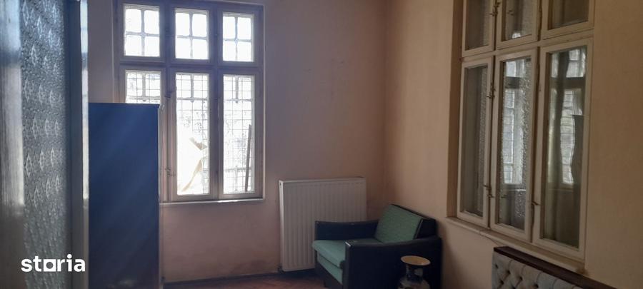 Casă cu 6 camere cu Teren 394 Mp în Central