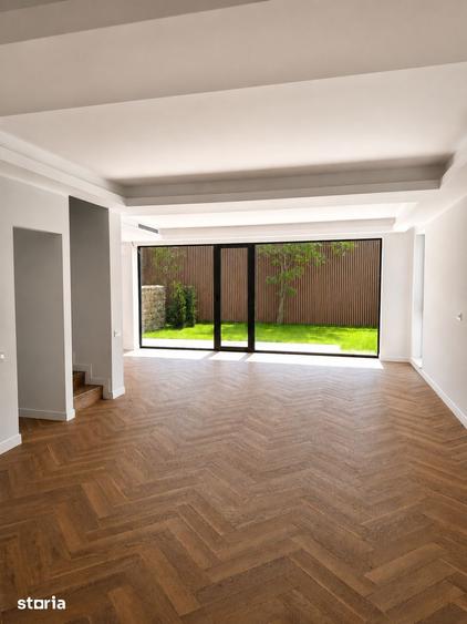 Casă cu 5 camere cu Teren 236 Mp în Exterior Vest
