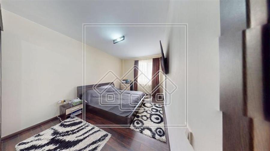 Apartament cu 3 camere semidecomandat în Turnișor