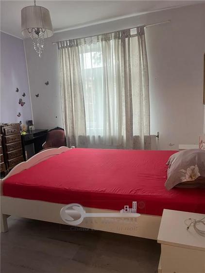 Casă cu 6 camere cu Teren 600 Mp în Sărărie