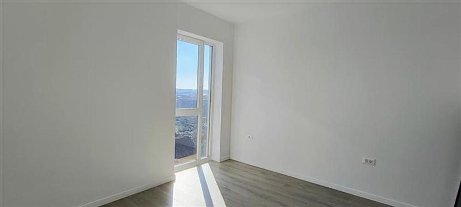Apartament cu 3 camere nedecomandat în Aradului