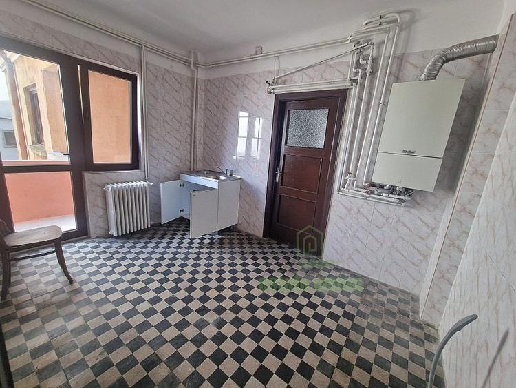 Apartament cu 5 camere semidecomandat în 1 Mai