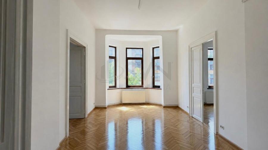 Apartament cu 15 camere circular în P-ța Unirii