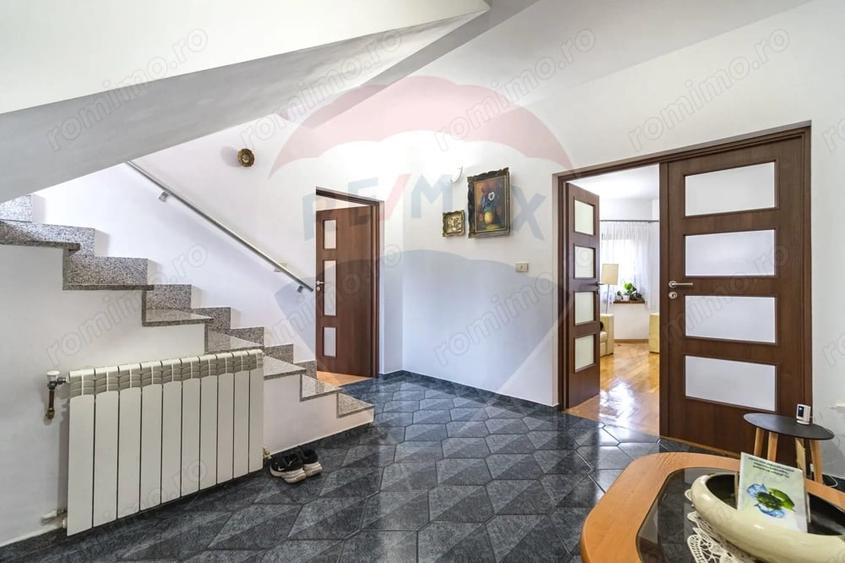 Casă cu Teren 1332 Mp în Cristian