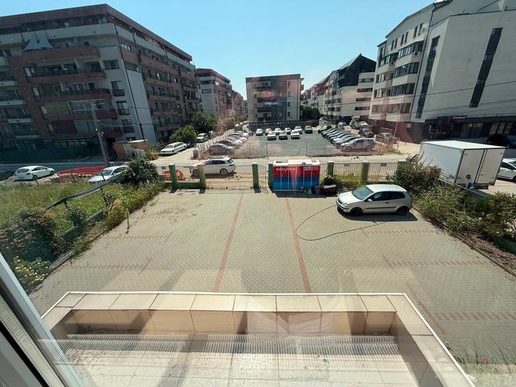 Spațiu comercial, de 650 mp, în Exterior Est