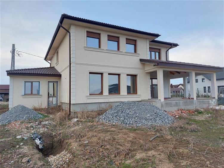 Casă individuală cu 5 camere cu Canalizare în Zimandcuz