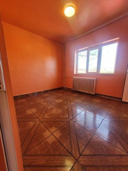 Apartament cu 3 camere semidecomandat în Inel II