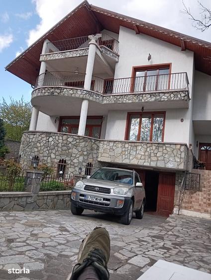 Casă cu 7 camere cu Teren 3500 Mp în Drăgănești