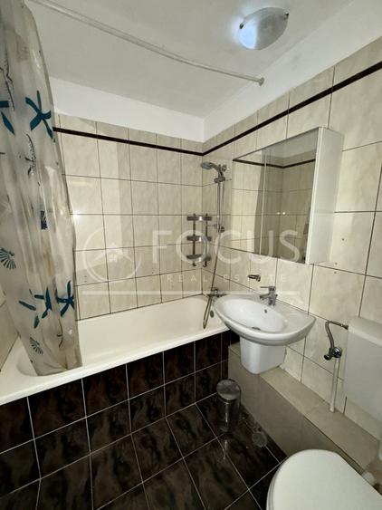Apartament cu 3 camere semidecomandat, mobilat în Tei