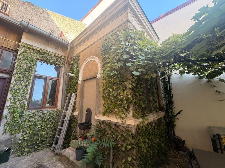 Apartament cu 5 camere semidecomandat în Armeneasca
