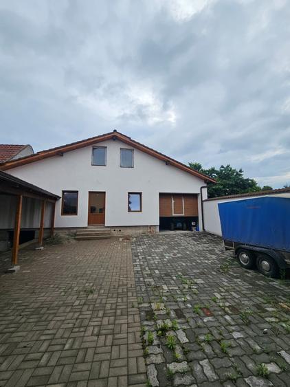 Casă individuală cu 7 camere cu Garaj în Central