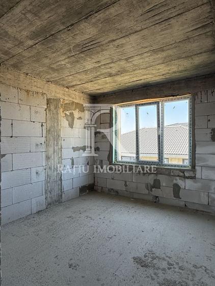 Duplex cu 8 camere cu Canalizare în Periferie