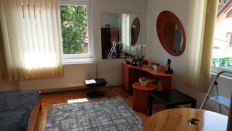 Apartament cu 2 camere semidecomandat, mobilat în Schei
