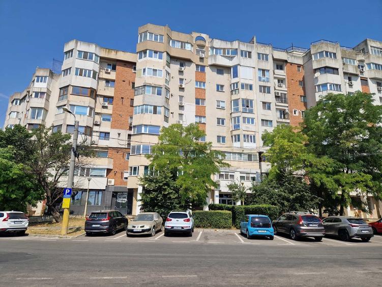 Apartament cu 3 camere decomandat în Faleza Nord