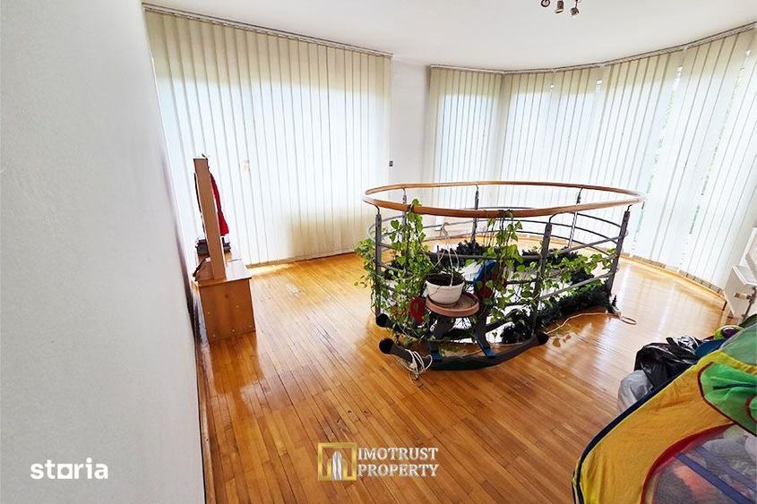 Casă cu 10 camere cu Teren 2045 Mp în Central
