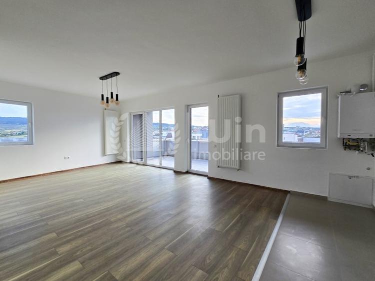 Penthouse cu 3 camere semidecomandat în Bună Ziua