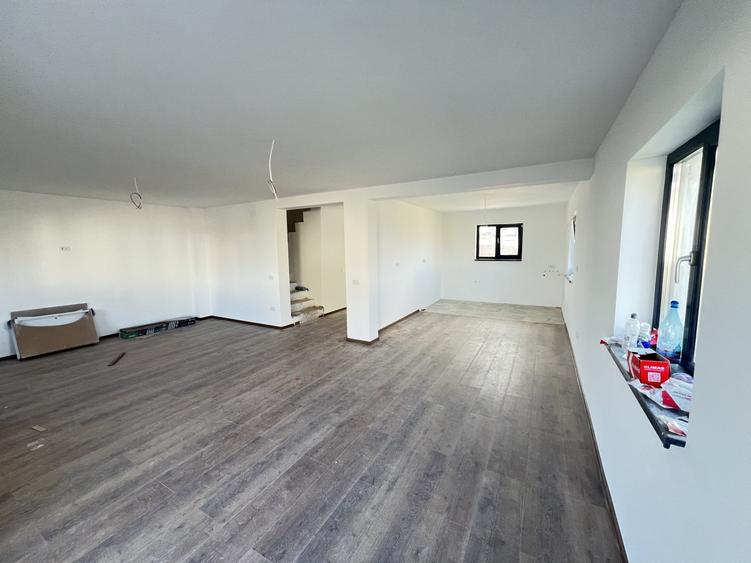 Duplex cu 4 camere cu Teren 250 Mp în Tărlungeni