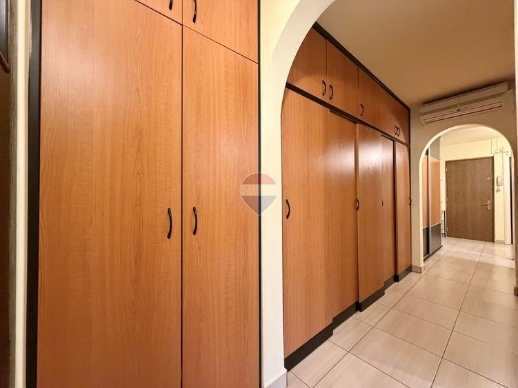 Apartament cu 3 camere decomandat, mobilat în Uverturii