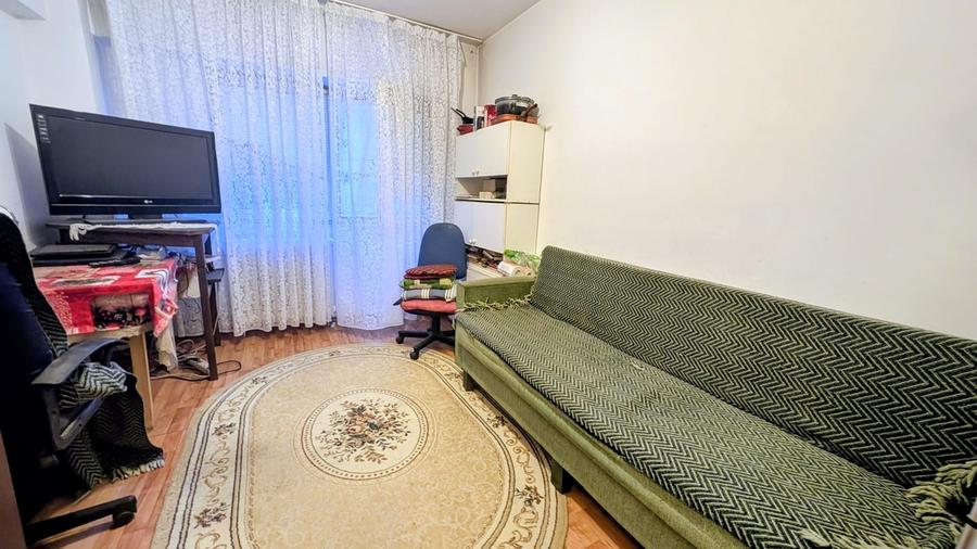 Apartament cu 5 camere decomandat în Est