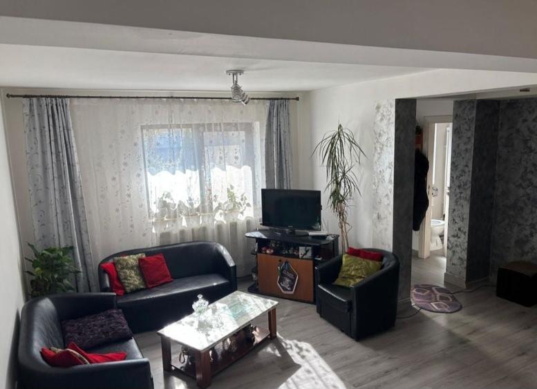 Casă cu 4 camere în Valea Adâncă
