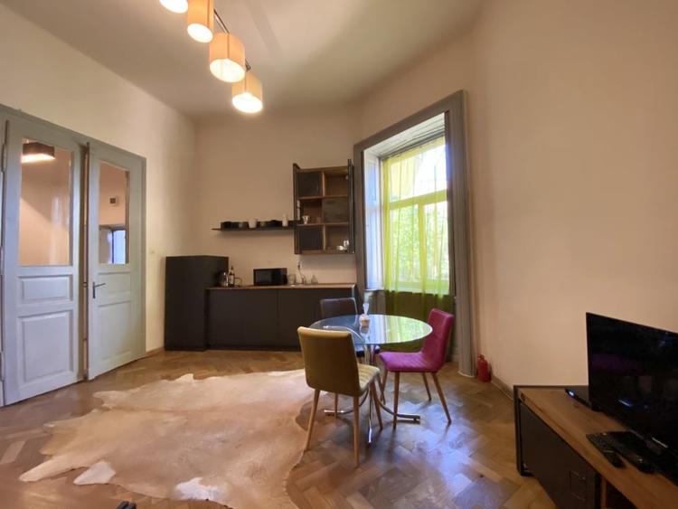 Apartament cu 2 camere semidecomandat, mobilat în Central