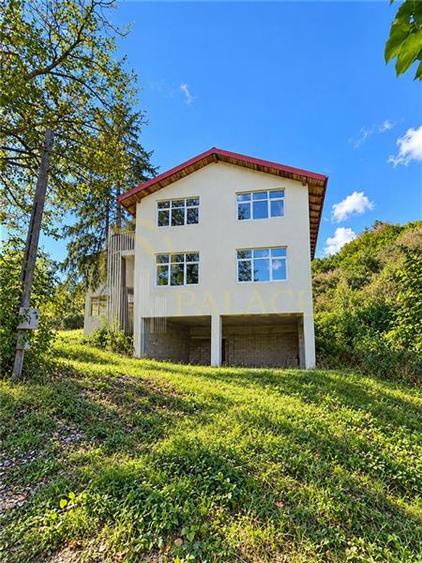 Casă cu 4 camere cu Teren 4300 Mp în Coțofenești