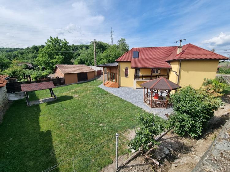 Casă individuală cu 5 camere cu Garaj în Ampoița