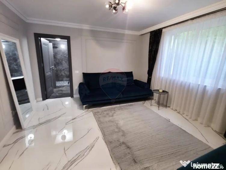 Apartament cu 5 camere decomandat în Precista