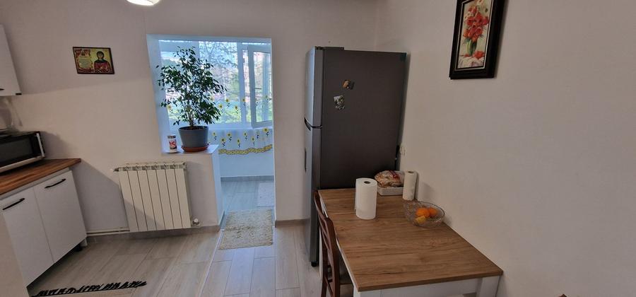 Apartament cu 3 camere decomandat în Poarta 6