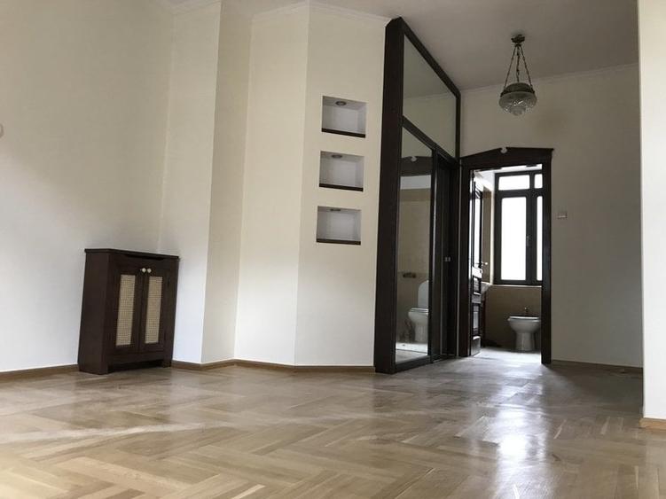 Apartament cu 5 camere decomandat, mobilat în Romană