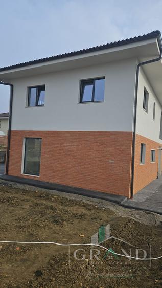 Duplex cu 4 camere cu Canalizare în Chinteni