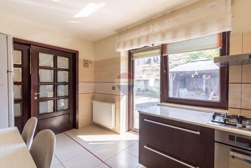 Casă individuală cu 7 camere cu Teren 1371 Mp în Nord-Est
